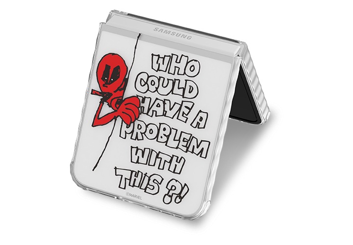 갤럭시 Z 플립6 마블 데드풀 버라이어티 케이스를 장착 후 접은 뒤 왼쪽으로 20도 정도 돌아간 정면 이미지가 보이고 있습니다.