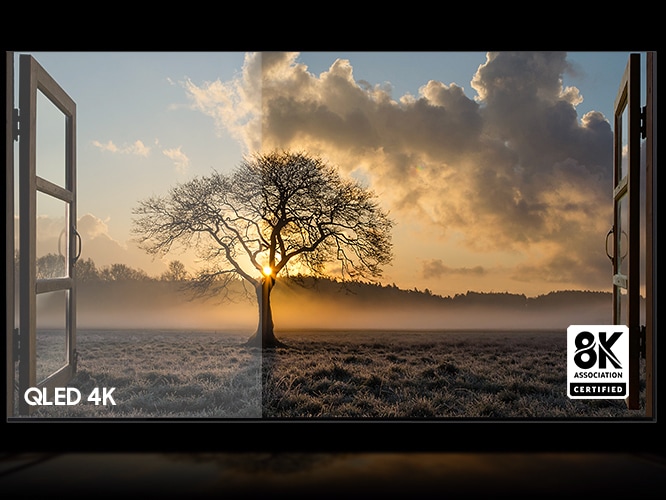 TV 화면을 2개로 나누어 비교하여 보여주는 이미지입니다. TV 화면속에는 노을이 지는 풍경이 보입니다. 좌측에 있는 화면은 선명하지 않은 풍경이 보이고 QLED 4K 라는 문구가 있습니다. 우측에는 선명하고 섬세한 풍경이 보이고 하단에는 QLED 8K 로고가 삽입되어 있습니다.