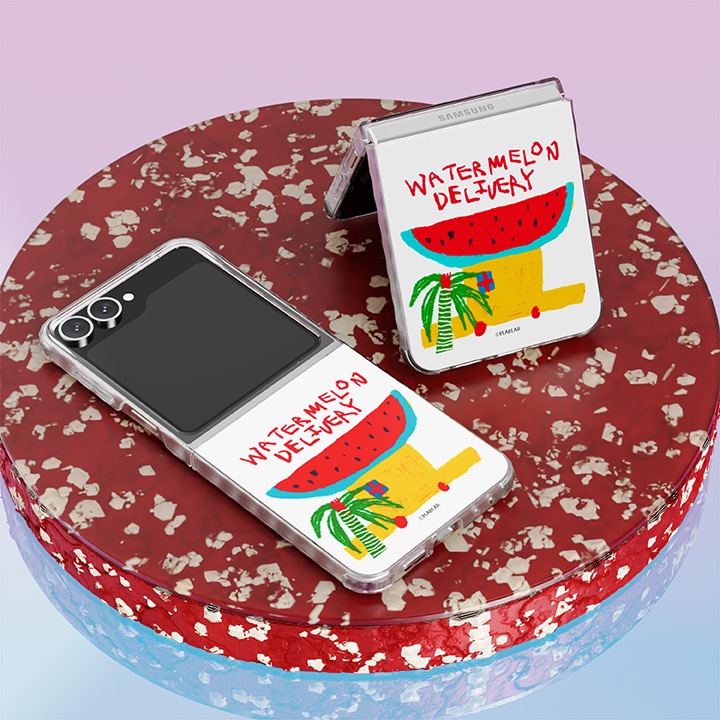 연한 핑크색 유리 바닥에 빨간색으로 된 동그란 단상이 이미지 중간 부분에 배치되어 있고 갤럭시 Z 플립6 아티스트 플라베어 버라이어티 케이스를 장착 후 펼쳐 눕혀놓은 정면 이미지와 갤럭시 Z 플립6 아티스트 플라베어 버라이어티 케이스를 장착 후 접은 뒤 세워놓은 정면 이미지가 왼쪽에서 오른쪽으로 나열되어 보이고 있습니다.