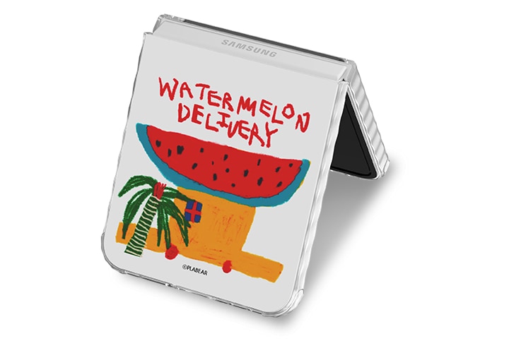 갤럭시 Z 플립6 아티스트 플라베어 버라이어티 케이스를 장착 후 접은 뒤 왼쪽으로 20도 정도 돌아간 정면 이미지가 보이고 있습니다.