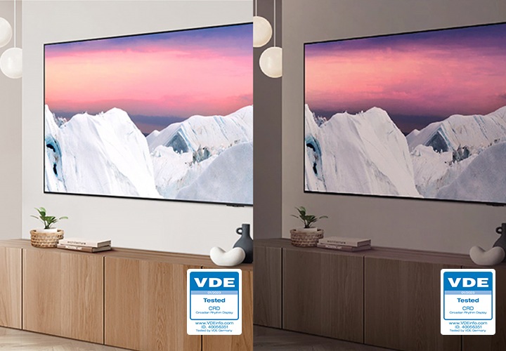 좌측이미지는 창밖으로 낮의 풍경이 보여지고 있고, 밝은 방의 조도에 따라 선명하게 화면을 보여주고 있는 TV가 벽에 걸려 있으며, 우측 이미지는 창밖으로 밤의 풍경이 보여지고 있고, 어두운 방의 조도에 따라 선명하게 화면을 보여주고 있는 TV가 벽에 걸려 있습니다.