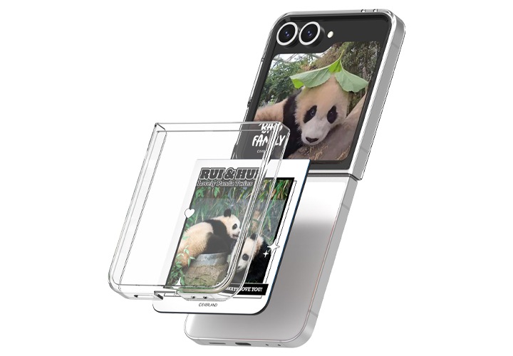 갤럭시 Z 플립6 바오패밀리 플립수트 카드를 펼쳐 있는 단말에 장착 순서를 보여주고 있고 플렉스 윈도우에는 콘텐츠가 재생되고 있는 이미지입니다.