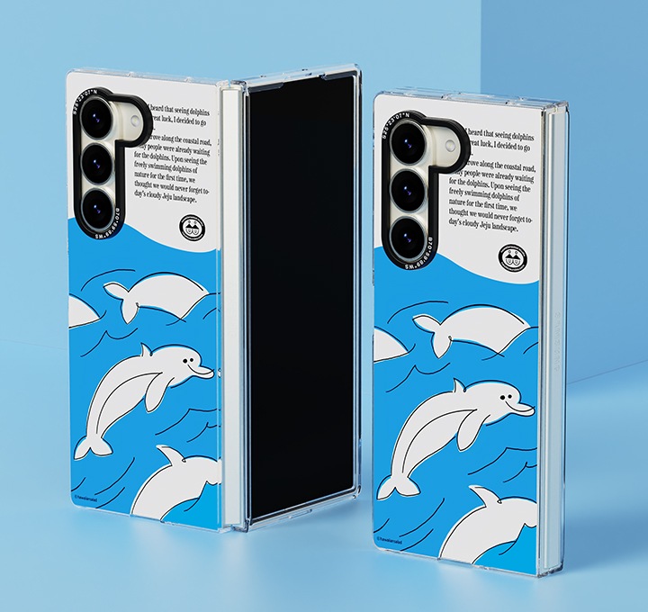 노란색 바닥과 갈색 벽 배경에 갤럭시 Z 폴드6 카카오프렌즈 슬림 임프레션 케이스를 장착 후 90도 정도 접은 정면 이미지와 완전히 접은 정면 이미지가 왼쪽에서 오른쪽으로 나열되어 있습니다.