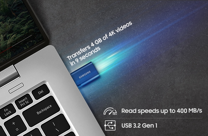 이미지 왼쪽 부분에는 노트북 이미지가 보이고 있고 제품을 장착하고 있는 이미지가 보이고 있습니다. 제품 이미지 상단 부분에는 Transfers 4 GB of 4K videos in 9 seconds 텍스트가 쓰여 있습니다. 이미지 오른쪽 하단 부분에는 속도를 나타내는 아이콘과 read speeds up to 400 MB/s 텍스트가 적혀있고 바로 아랫부분에 USB 아이콘과 USB 3.2 Gen 1 텍스트가 쓰여 있습니다.