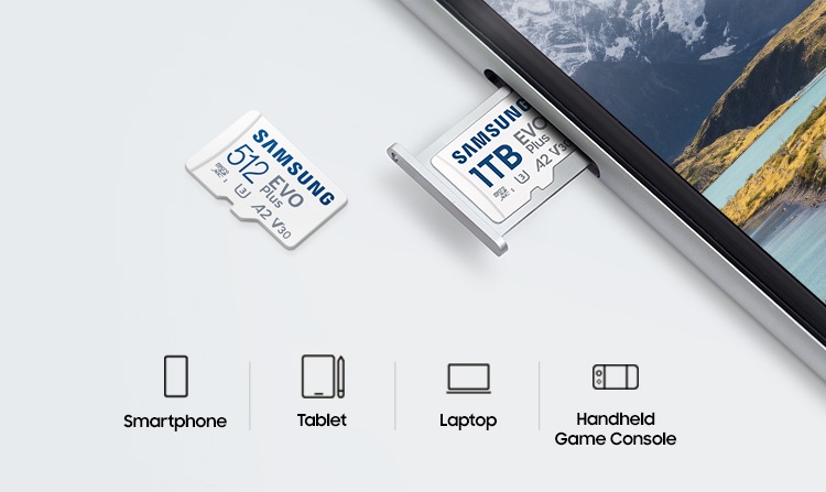 흰색 책상을 배경으로 이미지 왼쪽 부분에는 메모리카드가 태블릿에 삽입되는 이미지가 보이고 있고 이미지 왼쪽 부분에는 메모리카드 정면 이미지가 보이고 있습니다. 이미지 중간 하단 부분에는 스마트폰 아이콘과 Smartphone 텍스트, 태블릿 아이콘과 Tablet 텍스트, 노트북 아이콘과 Laptop 텍스트, 휴대용 게임 콘솔 아이콘과 Handheld Game Consle 텍스트가 나열되어 있습니다.