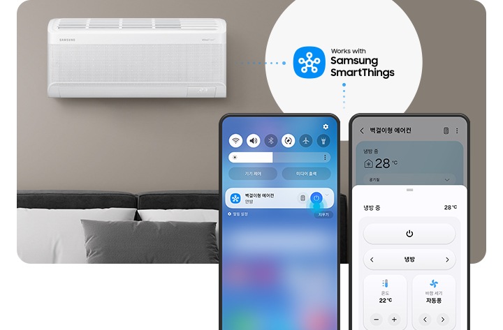 [화사한 흰색톤으로 인테리어 되어있는 공간에 좌측엔 거실의 공간이 보여지고 거실 벽면에 벽걸이 에어컨이 설치 되어있는 보습이며 벽걸이 아래에 일인용 쇼파와 낮은 탁자가 보여지며 가운데 벽이 있으며 그 벽앞으로 스탠드 에어컨이 보여지고 좌측 벽걸이 에어컨과 동일하게 에어컨 위에 모바일 아이콘이 보여지고 정면 가운데 스마트싱스 아이콘과 함게 마크가 보여지며 좌측 벽걸이에와 스탠드 에어컨이 점섬으로 연결되어있는듯한 모습이 보여지고 우측엔 모바일 디바이스가 보여지며, 모바일 퀵패널 상단에서 슬라이드로 아래로 내려 나오는 리모컨 온 오프 기능으로 에어컨을 제어할수 있는듯한 모습이 보여지고 그옆 디바이스 에서 스마트싱스가 활성화 되어있는 모습이 보여지고 하단에서 슬라이드로 올려 디바이스를 리모컨 처럼 전원을 껏다 켯다 온도를 올렸다 내렸다 할 수 있는 모습이 보여집니다.]
