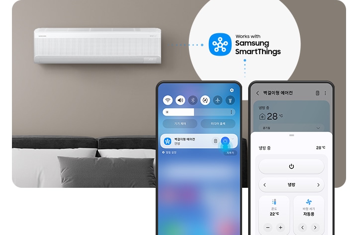 화사한 흰색톤으로 인테리어 되어있는 공간에 좌측엔 거실의 공간이 보여지고 거실 벽면에 벽걸이 에어컨이 설치 되어있는 보습이며 벽걸이 아래에 일인용 쇼파와 낮은 탁자가 보여지며 가운데 벽이 있으며 그 벽앞으로 스탠드 에어컨이 보여지고 좌측 벽걸이 에어컨과 동일하게 에어컨 위에 모바일 아이콘이 보여지고 정면 가운데 스마트싱스 아이콘과 함게 마크가 보여지며 좌측 벽걸이에와 스탠드 에어컨이 점섬으로 연결되어있는듯한 모습이 보여지고 우측엔 모바일 디바이스가 보여지며, 모바일 퀵패널 상단에서 슬라이드로 아래로 내려 나오는 리모컨 온 오프 기능으로 에어컨을 제어할수 있는듯한 모습이 보여지고 그옆 디바이스 에서 스마트싱스가 활성화 되어있는 모습이 보여지고 하단에서 슬라이드로 올려 디바이스를 리모컨 처럼 전원을 껏다 켯다 온도를 올렸다 내렸다 할 수 있는 모습이 보여집니다.