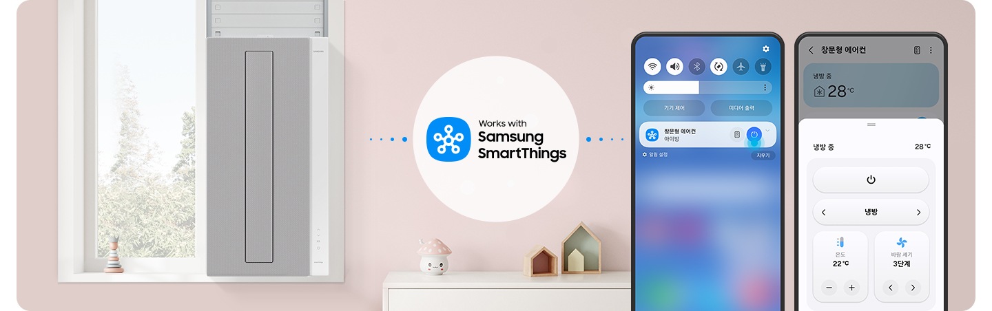 [화사한 흰색톤으로 인테리어 되어있는 공간에 좌측엔 거실의 공간이 보여지고 거실 벽면에 벽걸이 에어컨이 설치 되어있는 보습이며 벽걸이 아래에 일인용 쇼파와 낮은 탁자가 보여지며 가운데 벽이 있으며 그 벽앞으로 스탠드 에어컨이 보여지고 좌측 벽걸이 에어컨과 동일하게 에어컨 위에 모바일 아이콘이 보여지고 정면 가운데 스마트싱스 아이콘과 함게 마크가 보여지며 좌측 벽걸이에와 스탠드 에어컨이 점섬으로 연결되어있는듯한 모습이 보여지고 우측엔 모바일 디바이스가 보여지며, 모바일 퀵패널 상단에서 슬라이드로 아래로 내려 나오는 리모컨 온 오프 기능으로 에어컨을 제어할수 있는듯한 모습이 보여지고 그옆 디바이스 에서 스마트싱스가 활성화 되어있는 모습이 보여지고 하단에서 슬라이드로 올려 디바이스를 리모컨 처럼 전원을 껏다 켯다 온도를 올렸다 내렸다 할 수 있는 모습이 보여집니다.]