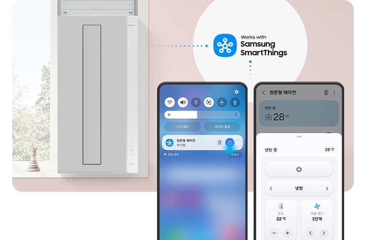 [화사한 흰색톤으로 인테리어 되어있는 공간에 좌측엔 거실의 공간이 보여지고 거실 벽면에 벽걸이 에어컨이 설치 되어있는 보습이며 벽걸이 아래에 일인용 쇼파와 낮은 탁자가 보여지며 가운데 벽이 있으며 그 벽앞으로 스탠드 에어컨이 보여지고 좌측 벽걸이 에어컨과 동일하게 에어컨 위에 모바일 아이콘이 보여지고 정면 가운데 스마트싱스 아이콘과 함게 마크가 보여지며 좌측 벽걸이에와 스탠드 에어컨이 점섬으로 연결되어있는듯한 모습이 보여지고 우측엔 모바일 디바이스가 보여지며, 모바일 퀵패널 상단에서 슬라이드로 아래로 내려 나오는 리모컨 온 오프 기능으로 에어컨을 제어할수 있는듯한 모습이 보여지고 그옆 디바이스 에서 스마트싱스가 활성화 되어있는 모습이 보여지고 하단에서 슬라이드로 올려 디바이스를 리모컨 처럼 전원을 껏다 켯다 온도를 올렸다 내렸다 할 수 있는 모습이 보여집니다.]