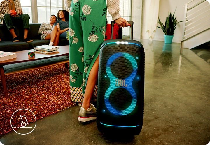 제품의 핸들을 뽑아 캐리어처럼 제품을 움직여 옮기고 있습니다. 