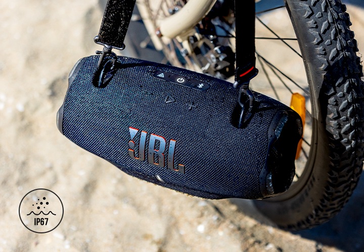 제품에 스트랩이 연결되어 있으며, 스트랩은 바퀴에 걸려 있습니다.