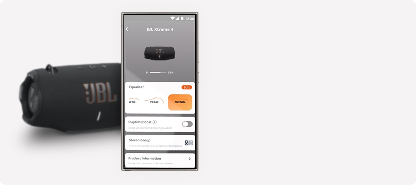 제품 앞에 스마트폰이 보입니다. 스마트폰 화면에는 JBL Portable 앱 화면이 보입니다.
