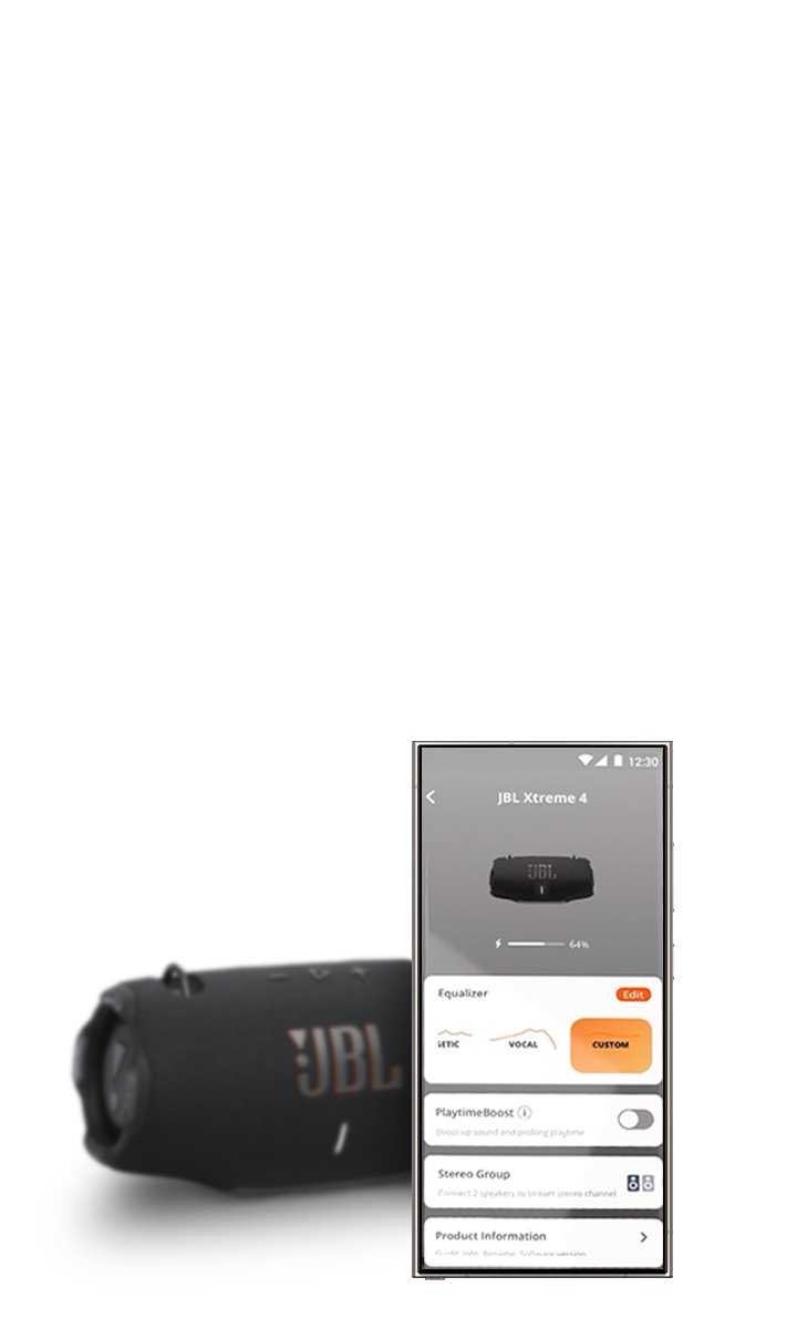 제품 앞에 스마트폰이 보입니다. 스마트폰 화면에는 JBL Portable 앱 화면이 보입니다.