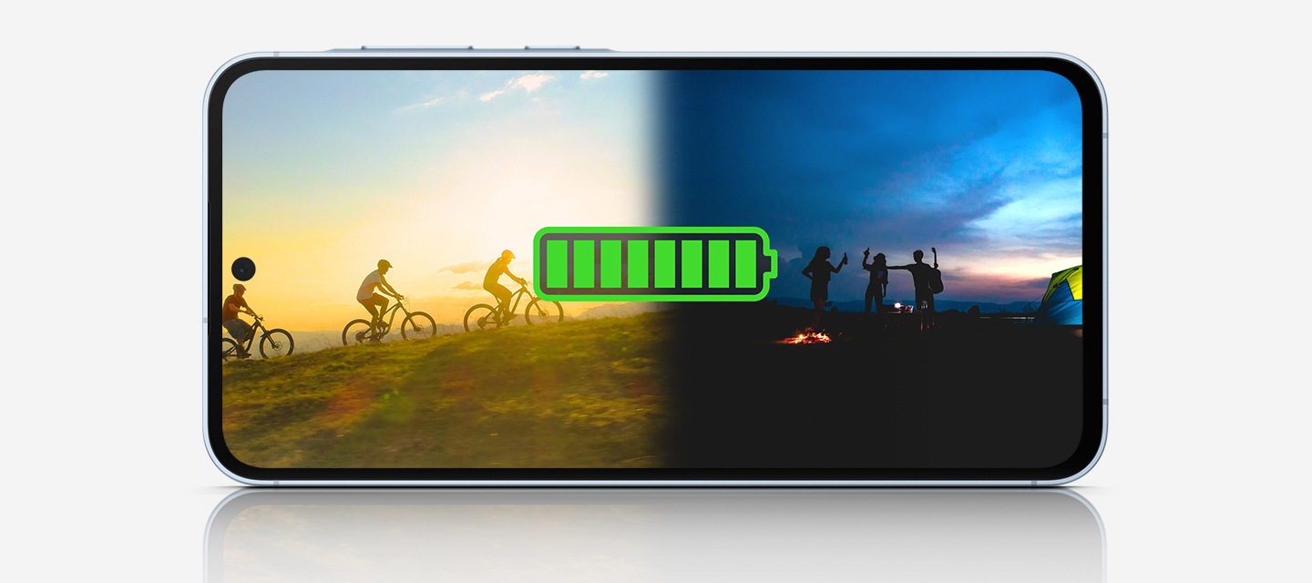 야외 활동을 즐기는 사람들의 위에 완전 충전된 배터리 아이콘이 표시되어 있는 갤럭시 퀀텀5입니다. 왼쪽은 해질녘에 자전거를 타는 사람들의 모습이고, 오른쪽은 저녁에 모닥불 주변에 한 무리의 사람들이 모인 모습입니다.