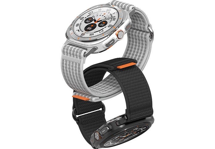 갤럭시 워치 울트라 벨크로 밴드 블랙, 화이트 색상을 단말에 연결한 뒤에 동그랗게 말아 세로로 배치한 이미지가 보이고 있습니다.