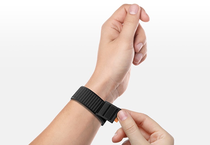 갤럭시 워치 울트라 벨크로 밴드 블랙 색상을 착용 하고 있는 손목 부분을 확대한 이미지가 보이고 있습니다.