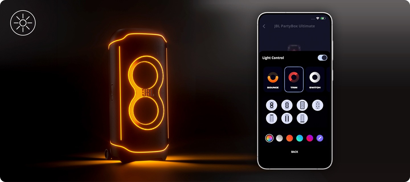 왼쪽에는 어두운 배경에 주황색 라이트가 켜진 제품이 있습니다. 오른쪽에는 스마트폰이 있으며, 화면에는 JBL One 앱 화면 중 Light Control 화면이 노출되고 있습니다.