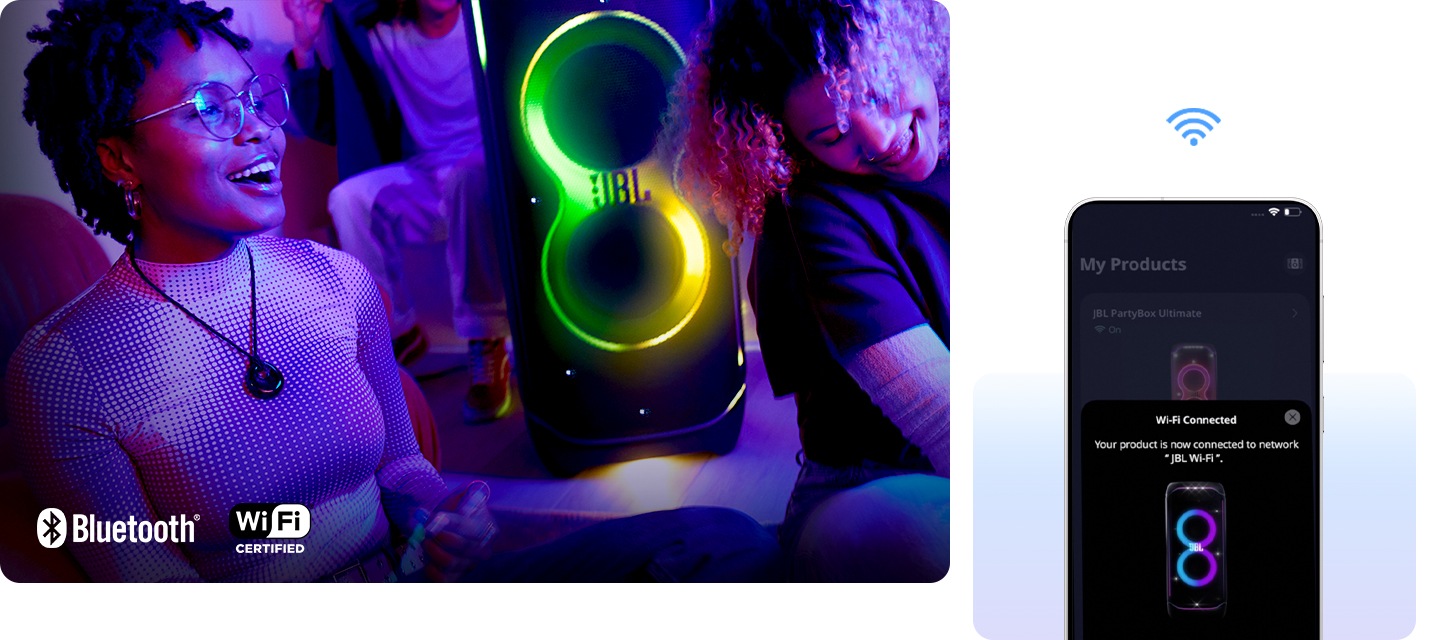 왼쪽에는 제품 주변에 사람들이 앉아 있습니다. 오른쪽에는 스마트폰이 보이며, 화면에는 JBL One 앱 화면 중 Wi-Fi Connected 화면이 보입니다. 스마트폰 위로는 Wi-Fi 아이콘이 보입니다.