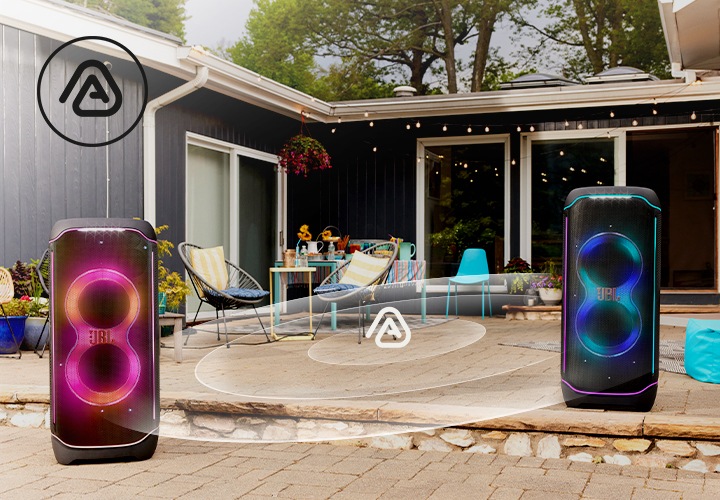 야외에 제품 2대가 보이며, 제품과 제품을 연결하는 효과가 보입니다.