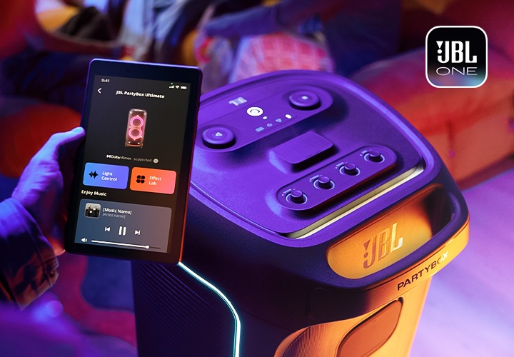 제품과 테블릿을 들고 있는 사람이 보입니다.