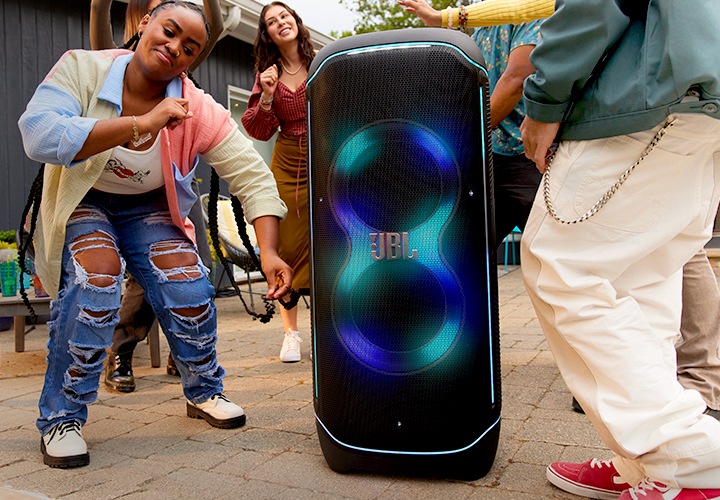 제품 주위에 사람들이 춤을 추고 있습니다.