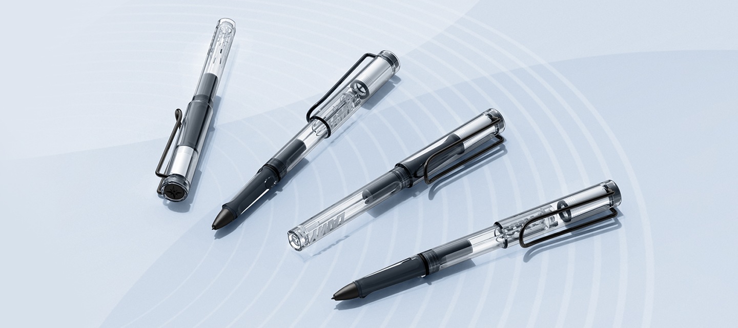 라미 사파리 S펜의 뚜껑을 닫아 아래로 향하는 이미지와 뚜껑을 열어 뒷부분에 장착한 후 클립 부분이 왼쪽을 향한 정면 이미지, 뚜껑을 닫은 뒤 위로 향하는 이미지, 뚜껑을 열어 뒷부분에 장착한 후 클립 부분이 오른쪽을 향한 정면 이미지가 왼쪽에서 오른쪽으로 나열되어 있는 이미지입니다.