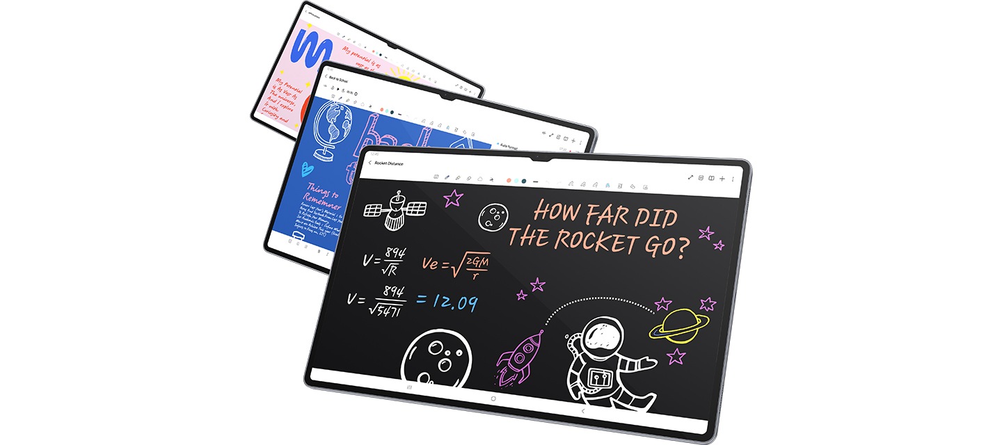 노트 어시스트 앱에서 각기 다른 학교 과제를 표시한 갤럭시 탭 S10 시리즈 기기 3대가 겹쳐진 행태로 나란히 정렬되어 있습니다.