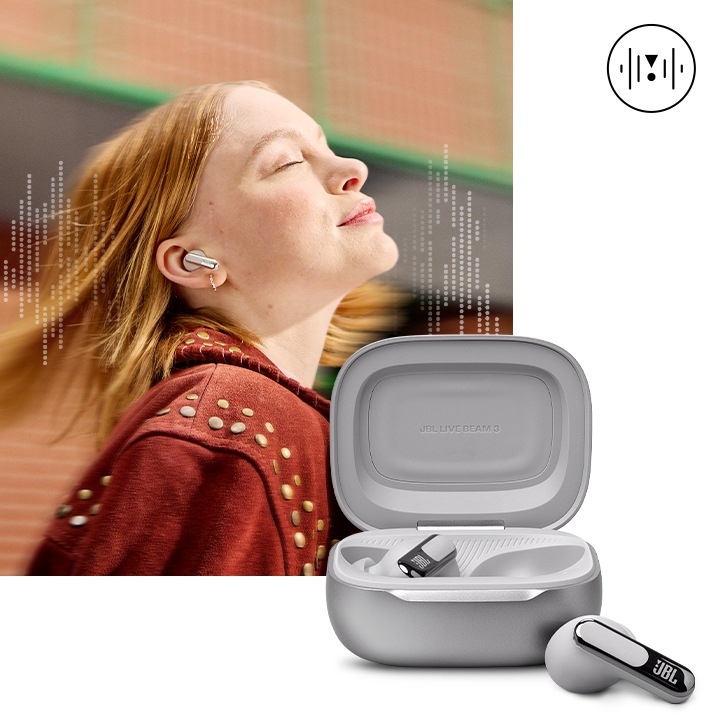 여성이 이어폰을 착용하고 있으면 여성주변에는 음향효과가 보입니다. 오른쪽 하단에는 실버 컬러 제품컷이 보입니다.