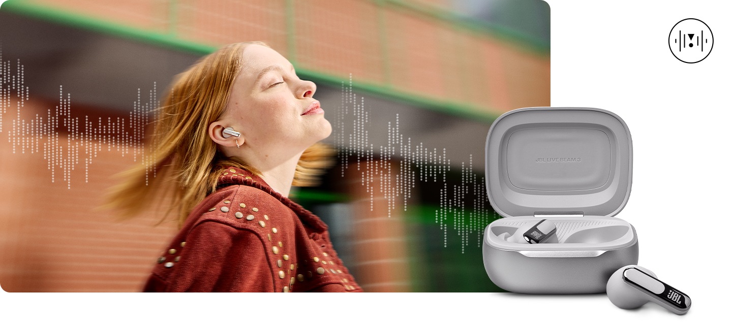 여성이 이어폰을 착용하고 있으면 여성주변에는 음향효과가 보입니다. 오른쪽 하단에는 실버 컬러 제품컷이 보입니다.