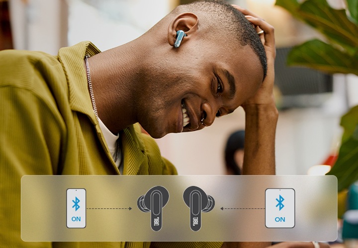 남성이 이어폰을 착용한 상태로 손에 든 스마트폰을 보고 있습니다. 하단에는 이어폰 왼쪽에는 스마트폰이 오른쪽에는 태블릿이 놓여 있으며 스마트폰과 태블릿에서 이어폰이 있는 방향으로 화살표가 표시된 이미지가 있습니다.