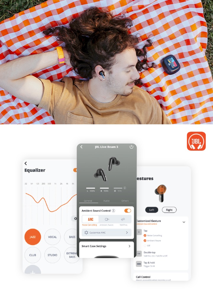 왼쪽에는 귀에 이어폰을 착용한 남성이 돗자리 위에 누워있습니다. 남성 오른쪽에는 블랙 컬러의 제품이 놓여 있습니다. 오른쪽에는 JBL Headphones 앱 화면이 보입니다.