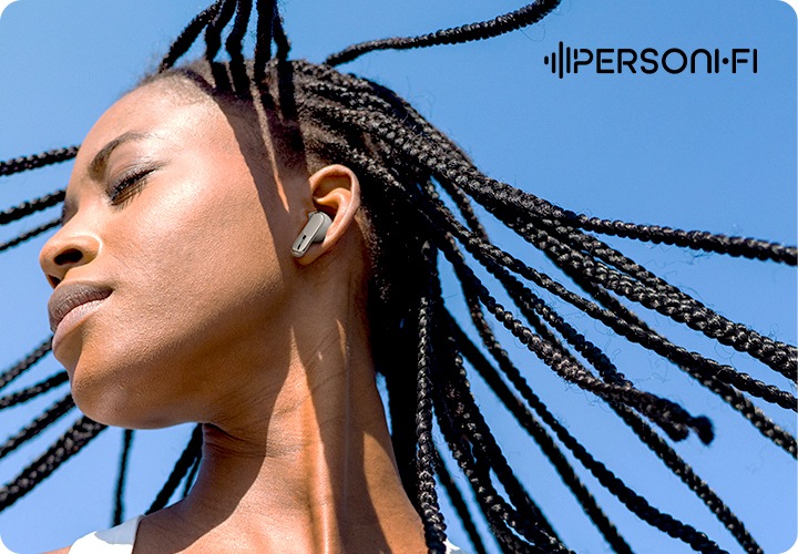 어어폰을 착용한 여성의 옆모습이 보입니다.