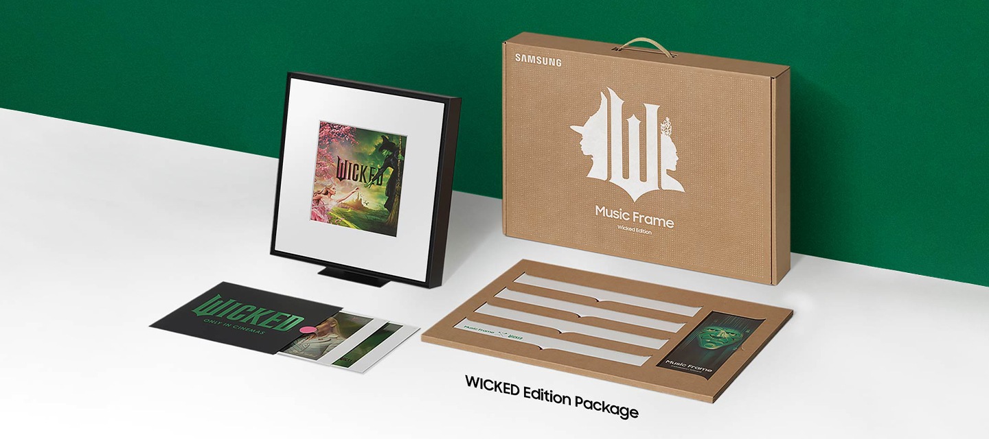 뮤직 프레임과 뮤직 프레임 x 위키드 에디션 패키지 상자, 위키드 베젤과 삼성닷컴 단독 제공 1장 포함한 총 3장의 포토 카드가 보입니다.