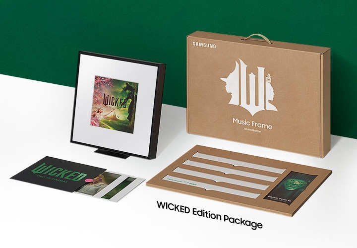 뮤직 프레임과 뮤직 프레임 x 위키드 에디션 패키지 상자, 위키드 베젤과 삼성닷컴 단독 제공 1장 포함한 총 3장의 포토 카드가 보입니다.