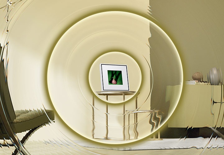 거실 테이블 위에 뮤직 프레임이 올려져 있으며, 뮤직 프레임에서 음파가 발생하고 있는 이미지입니다.