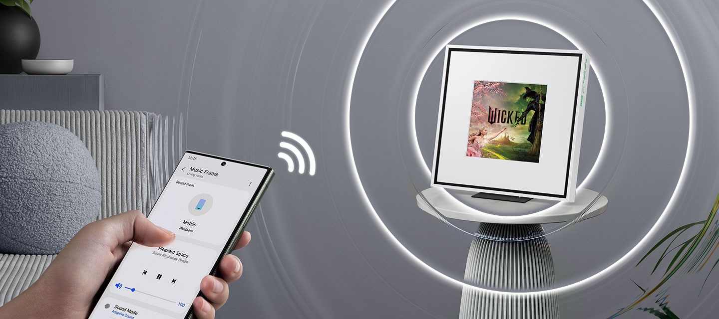 스마트폰과 뮤직 프레임을 연결하고 있는 모습이 보입니다.