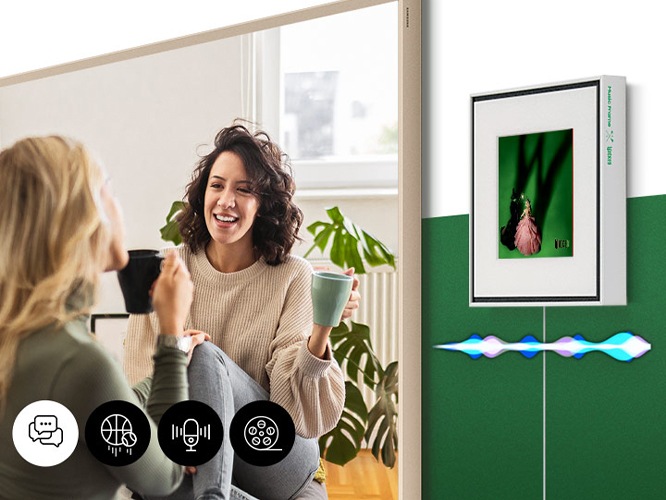 TV에 여성이 대화하는 화면이 보입니다. TV 오른쪽에는 뮤직 프레임이 벽에 설치되어 있으며, 그 하단에 그래픽효과가 보입니다.