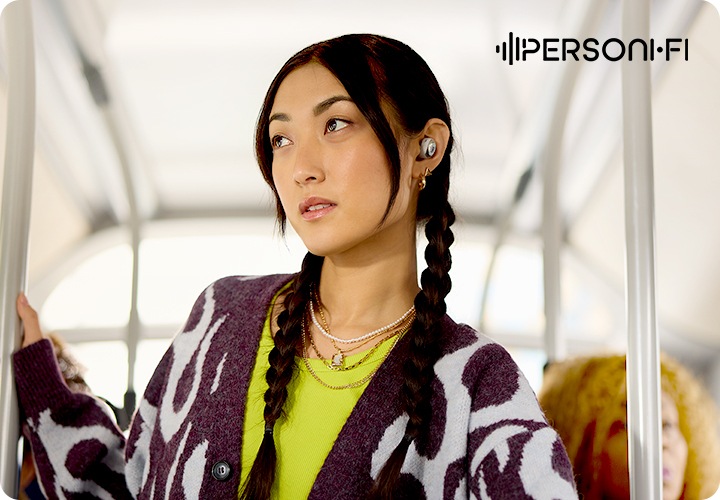 이어폰을 착용한 여성이 보입니다.