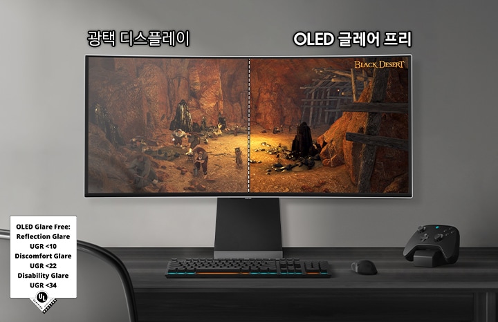 데스크 위에 OLED G8 모니터가 있습니다. 화면의 좌측 반은 광택 디스플레이, 화면의 우측 반은 OLED 글레어 프리 상태의 화면으로 우측 화면이 좀 더 선명하게 보여지는 것을 비교하고 있습니다.