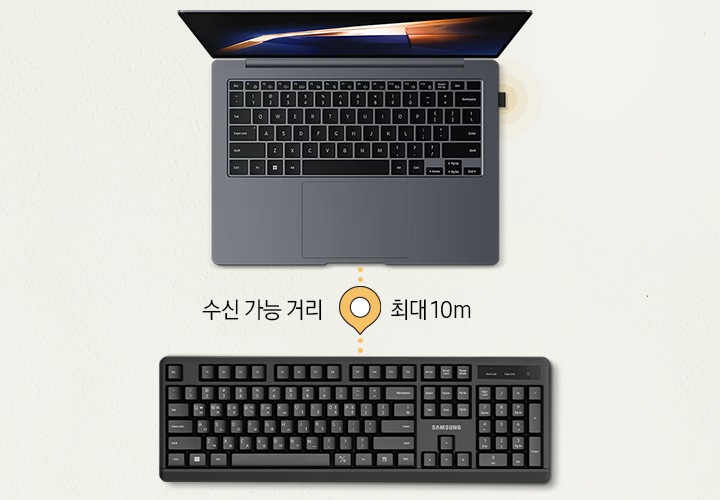 단색 배경 위에 왼쪽에는 위에서 찍은 노트북 이미지와 오른쪽에는 키보드가 놓여져 있습니다. 노트북과 키보드 중간에는 노란색 점선이 있고 점선 위쪽에는 핀아이콘이 위치해 있으며 아래에는 수신 가능 거리 최대 10m 문구가 있습니다.