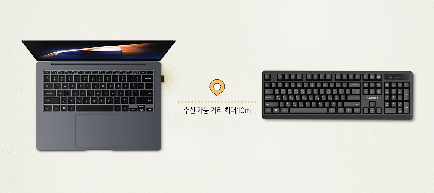 단색 배경 위에 왼쪽에는 위에서 찍은 노트북 이미지와 오른쪽에는 키보드가 놓여져 있습니다. 노트북과 키보드 중간에는 노란색 점선이 있고 점선 위쪽에는 핀아이콘이 위치해 있으며 아래에는 수신 가능 거리 최대 10m 문구가 있습니다.