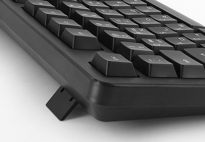 검은색 키보드 좌측부의 받침대가 올라가져 있는 모습이 확대되어 보여집니다.