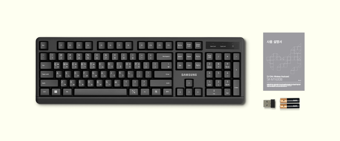 노란색의 배경의 제품 구성품들이 보여지며, 좌측부터 키보드 설명서 리시버 배터리 2개 가 보여집니다.