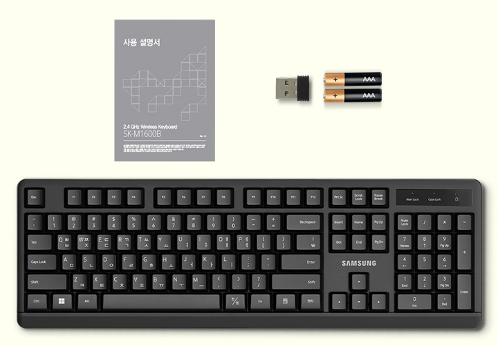 노란색의 배경의 제품 구성품들이 보여지며, 좌측부터 키보드 설명서 리시버 배터리 2개 가 보여집니다.