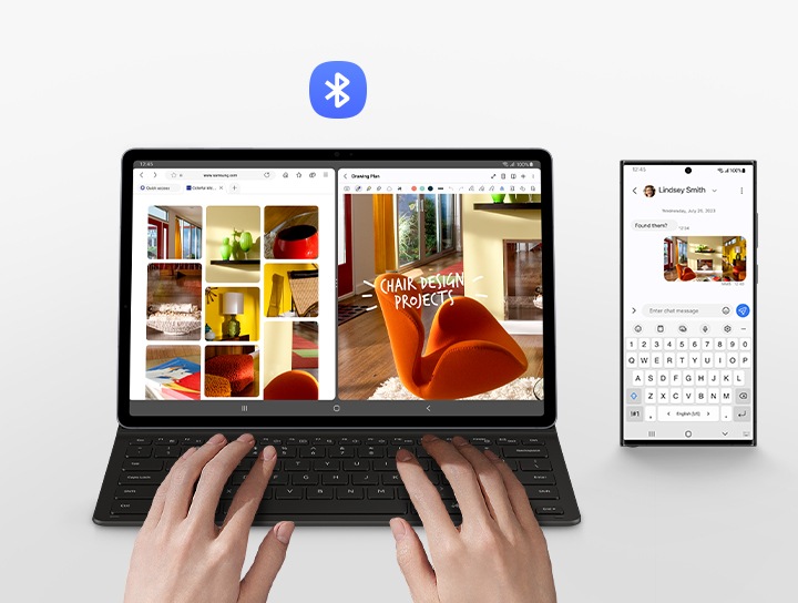 한 사람이 슬림 키보드 북커버를 부착한 갤럭시 탭 S9을 사용하고 있습니다. 화면이 두 개의 창으로 나뉘고, 왼쪽에는 여러 가구가 표시된 이미지 검색 결과가 표시되고, 오른쪽에는 이미지 편집 화면이 표시됩니다. 갤럭시 탭 S9의 오른쪽에 있는 갤럭시 스마트폰에는 편집 중인 이미지와 같은 이미지가 표시됩니다. 갤럭시 탭 S9 위에 블루투스 로고가 표시됩니다.
