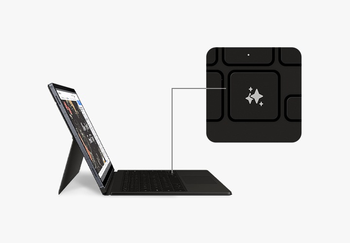 키보드 북커버를 부착한 갤럭시 탭 S10+ 기기 화면이 오른쪽을 향하도록 기울어져 있습니다. 화면에 노트 어시스트 앱이 표시되고, 화면이 분할되어 빅스비와의 대화가 표시됩니다. 키보드의 Galaxy AI 키가 클로즈업되어 키보드에서의 위치가 강조됩니다.