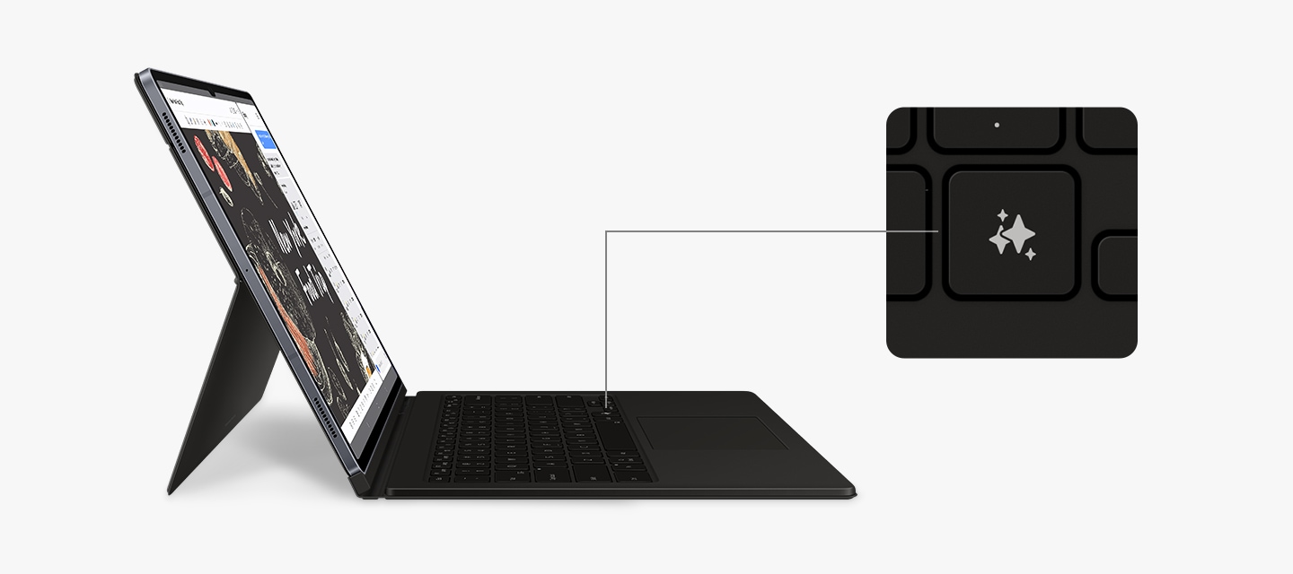 키보드 북커버를 부착한 갤럭시 탭 S10 Ultra 기기 화면이 오른쪽을 향하도록 기울어져 있습니다. 화면에 노트 어시스트 앱이 표시되고, 화면이 분할되어 빅스비와의 대화가 표시됩니다. 키보드의 Galaxy AI 키가 클로즈업되어 키보드에서의 위치가 강조됩니다.