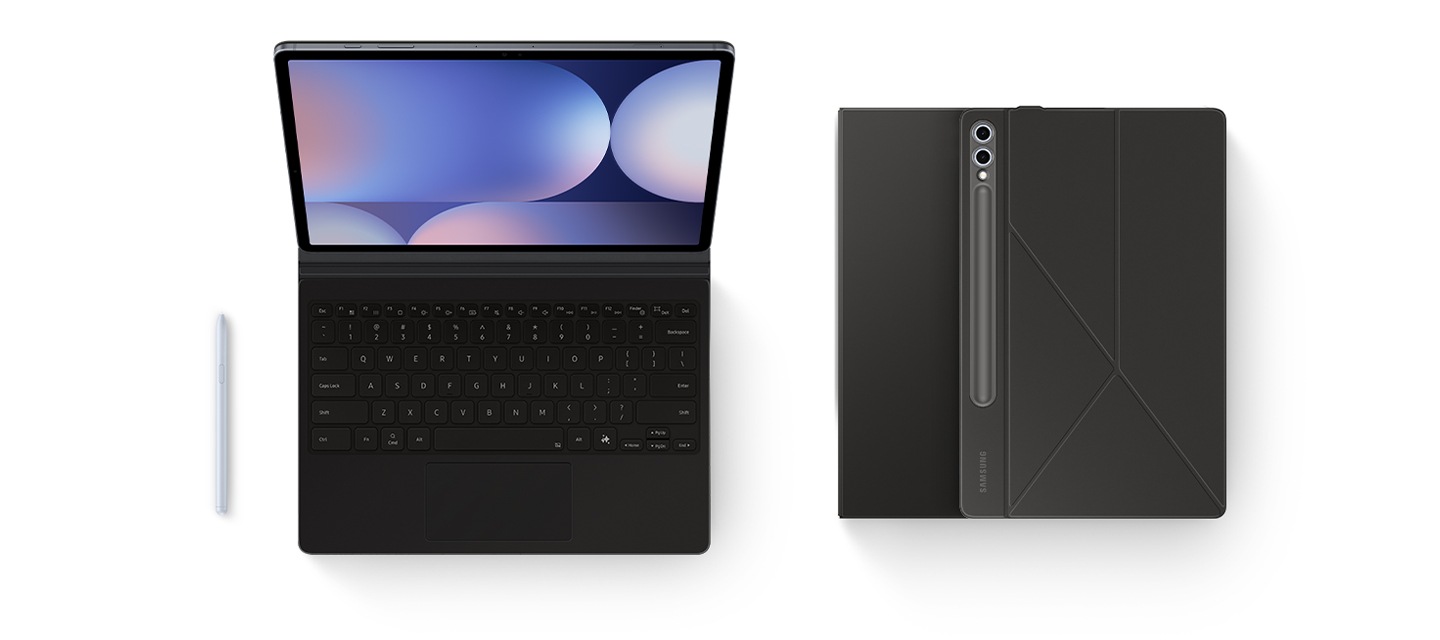 키보드 북커버가 부착된 갤럭시 탭 S10+의 앞면이 나타납니다. 왼쪽에는 S Pen이, 오른쪽에는 커버를 부착한 기기 두 대가 겹쳐져 있습니다. 아래의 기기는 화면이 위를 향하고, 위의 기기는 후면 커버가 보이도록 뒤집혀 있습니다.