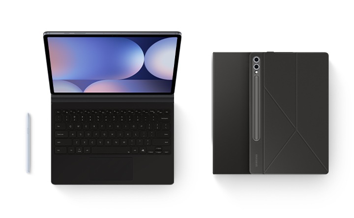 키보드 북커버가 부착된 갤럭시 탭 S10+의 앞면이 나타납니다. 왼쪽에는 S Pen이, 오른쪽에는 커버를 부착한 기기 두 대가 겹쳐져 있습니다. 아래의 기기는 화면이 위를 향하고, 위의 기기는 후면 커버가 보이도록 뒤집혀 있습니다.