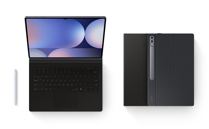 키보드 북커버가 부착된 갤럭시 탭 S10 Ultra의 앞면이 나타납니다. 왼쪽에는 S Pen이, 오른쪽에는 커버를 부착한 기기 두 대가 겹쳐져 있습니다. 아래의 기기는 화면이 위를 향하고, 위의 기기는 후면 커버가 보이도록 뒤집혀 있습니다.